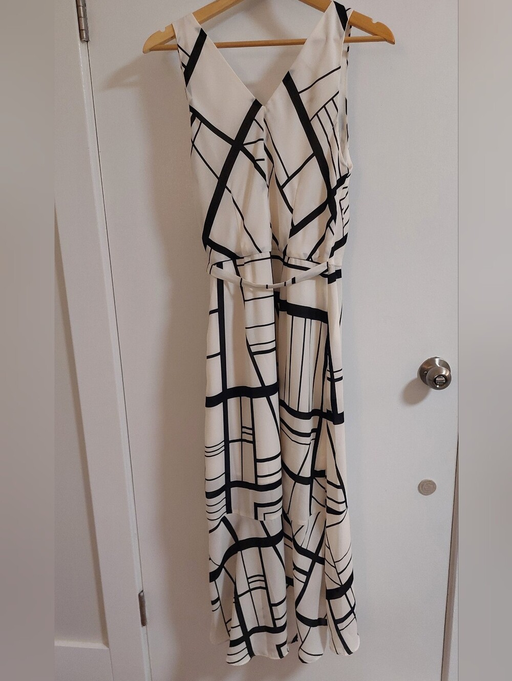 Sleeveless V-Neck Black & White Geometric Wrap Dress - Picture 5 of 11